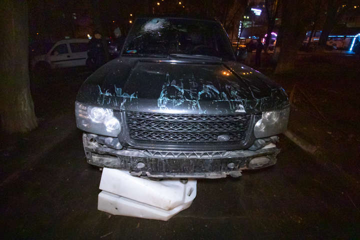 П’яна ДТП у Києві: Range Rover влетів у будівництво і поїхав зі шматком паркана (фото)