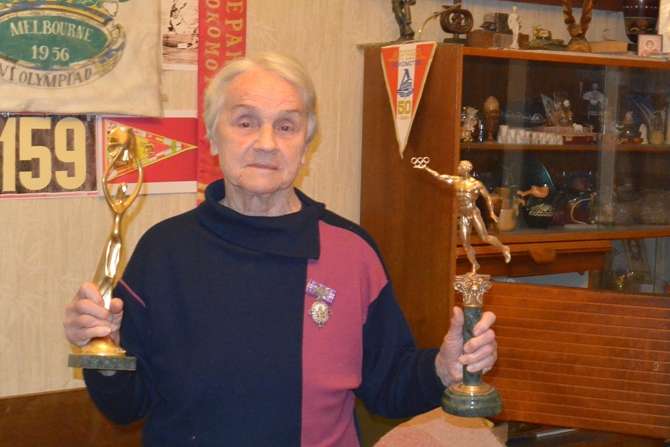 Порошенко відзначив державною нагородою спортсменку, якій ще у 1960-му вручав Орден Леніна Хрущов