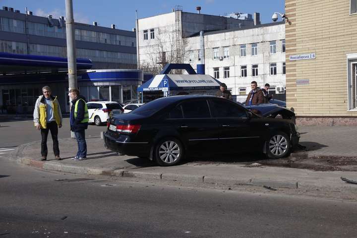 У Києві автомобіль патрульних врізався у Hyundai: троє постраждалих 