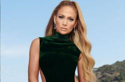 49-летняя Дженнифер Лопес похвасталась идеальной фигурой на пляже