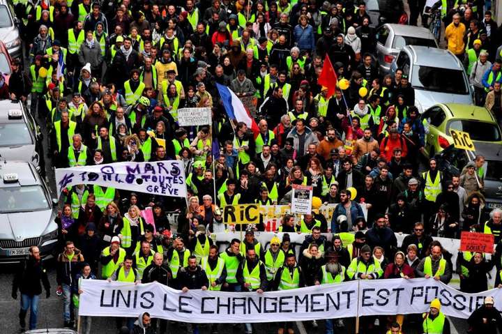 Зіткнення з поліцією призвели до нових затримань «Жовтих жилетів» у Парижі