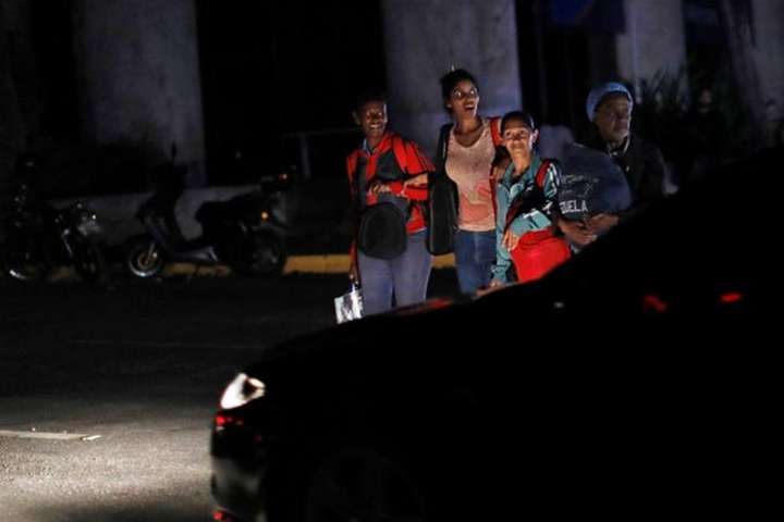 У Венесуелі Гуайдо та Мадуро вивели своїх прибічників на вулиці Каракаса