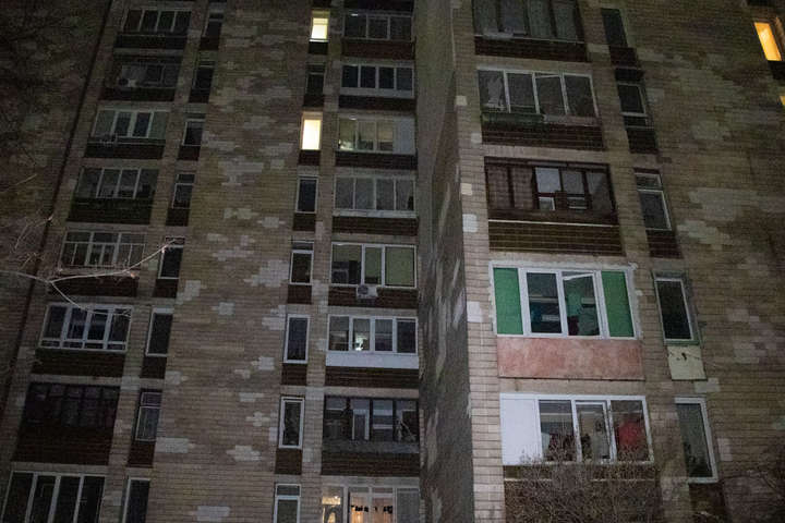 Жінка у Києві викинулася з вікна п’ятого поверху