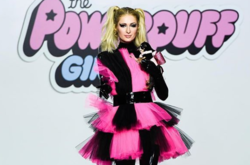 Пэрис Хилтон вышла на подиум в эффектном черно-розовом образе