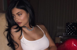 Самая молодая миллиардерша Кайли Дженнер показала поцелуй с маленькой дочерью