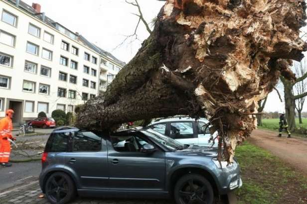 У Німеччині лютує руйнівний ураган Еберхард
