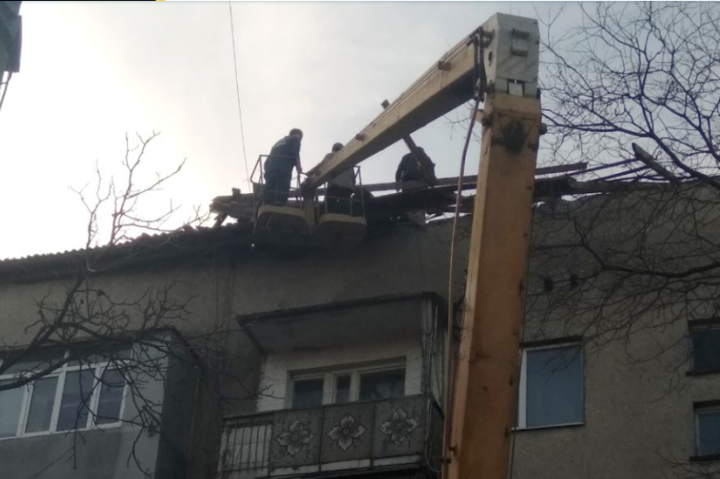 У Білгород-Дністровському вітер зірвав дах з багатоквартирного будинку