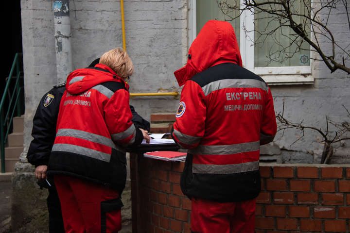 Біля сміттєвих баків у центрі Києва виявили тіло чоловіка