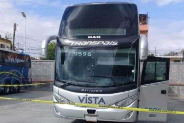 Злочинці посадили заручників у&nbsp;свої машини та&nbsp;зникли в&nbsp;невідомому напрямку - У Мексиці озброєна банда викрала з автобусу 19 людей 