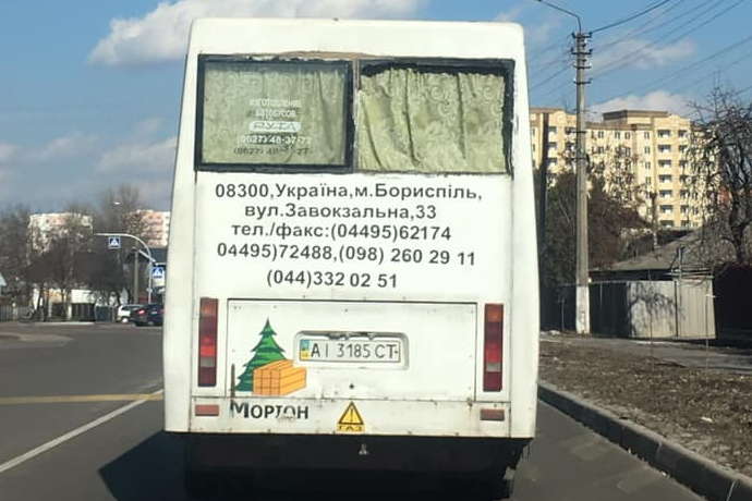 У Борисполі пасажирів перевозила маршрутка без вікон (фото)
