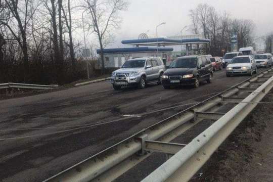 На кордоні з Румунією буревій заблокував міжнародну трасу