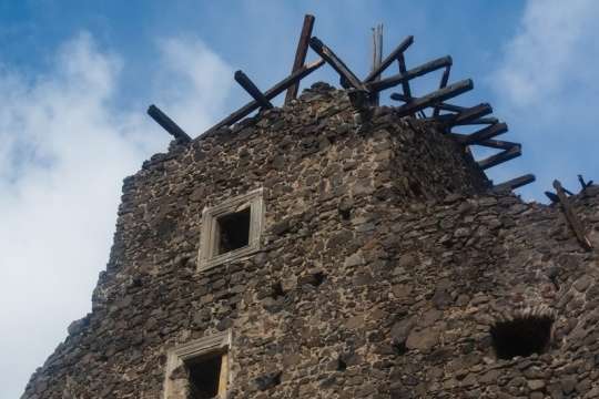 Вежу Невицького замка на Закарпатті вночі здуло вітром (фото)