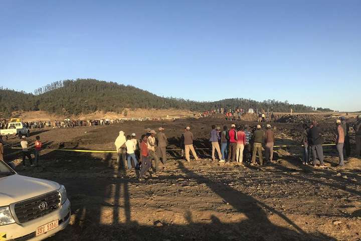 В Ефіопії знайшли «чорну скриньку» літака, що розбився в неділю 