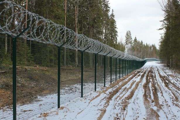 Латвія побудувала на кордоні з Росією величезний паркан 