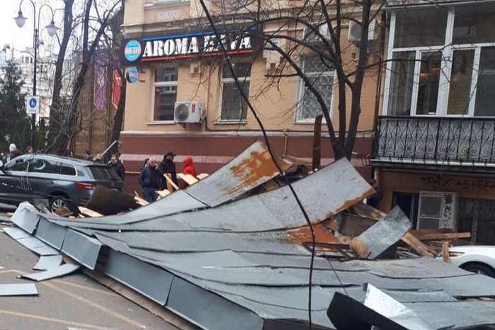 Знесений дах, повалені огорожа і дерева: на Київ обрушився ураган (фото)