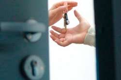 У столиці судитимуть шахрая, який заволодів квартирою недієздатного киянина