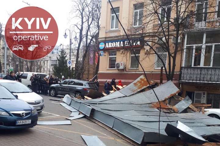 Сорванная крыша, поваленный забор и деревья: на Киев обрушился ураган (фото)
