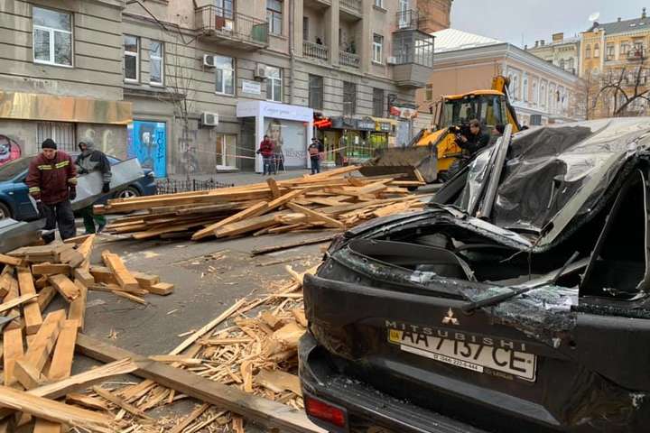 Негода наробила серйозного лиха у центрі Києва (фото)