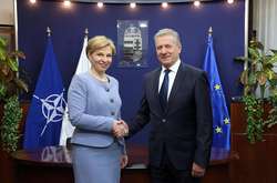  Посол України в Угорщині Любов Непоп 11 березня зустрілася з міністром оборони Угорщини Тібором Бенкьо 