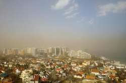 Місцеві жителі розповідають, що видимість скоротилася до кількох метрів