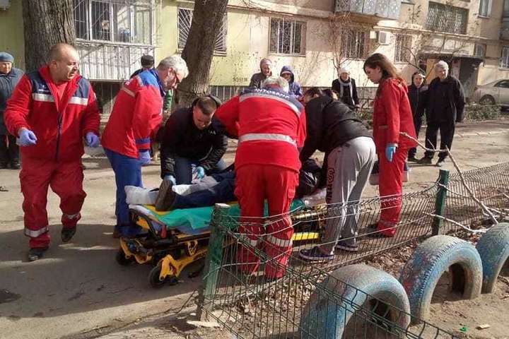 В Одесі тополя впала на дитячий майданчик, є постраждалі