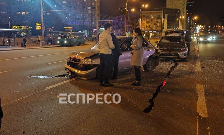 У центрі Києва водій на швидкості протаранив два авто