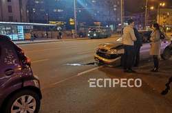 У центрі Києва водій на швидкості протаранив два авто