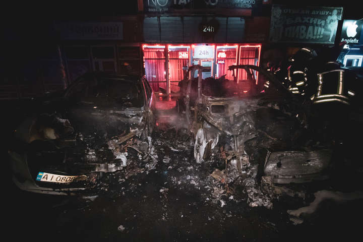На Позняках вночі вщент згорів Porsche (фото, відео)