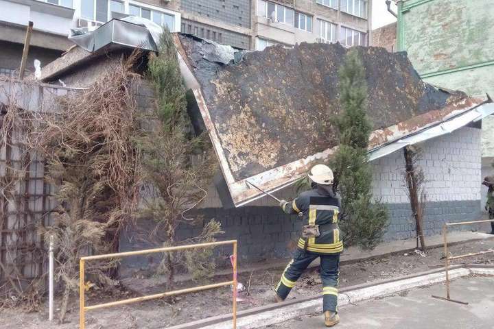 Наслідки урагану в Києві: четверо травмованих, десятки повалених дерев і зірваних дахів