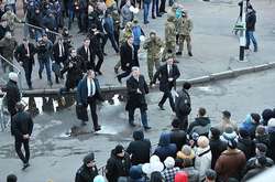 Ці фото, зроблені до мітингу, коли Порошенко тільки виходить до людей, - наголосив Леонід Шевчук