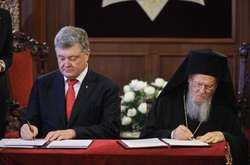  Президент Петро Порошенко і Вселенський патріарх Варфоломій  3 листопада підписали угоду про співпрацю і взаємодію між Україною і Вселенським патріархатом   