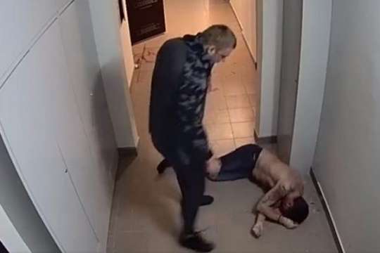 У будинку на Оболоні молодик жорстоко побив сусіда за гучну музику вдень (відео)