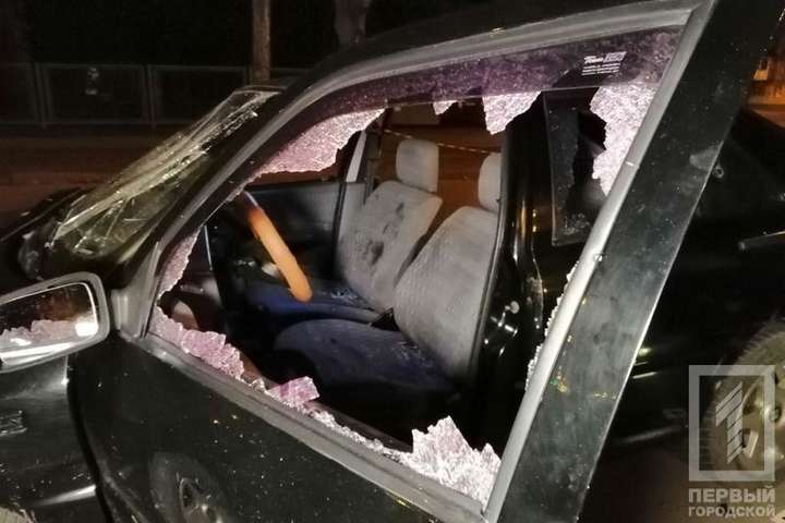 В Кривом Роге неизвестные выстрелили в такси с пассажирами более 10 раз (фото)