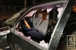 В Кривом Роге неизвестные выстрелили в такси с пассажирами более 10 раз (фото)