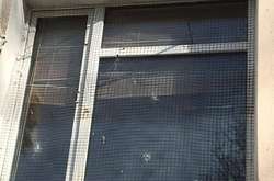 Кулі пробили скло вікон на другому і третьому поверхах будівлі суду