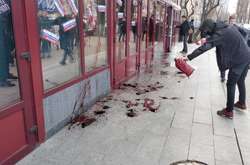 Учасники акції облили вхід до НАБУ тваринною кров'ю