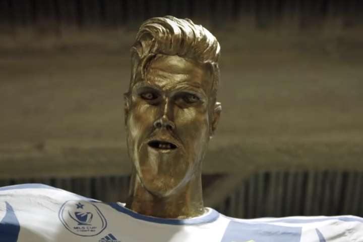Бекхема розіграли в США, підмінивши його статую на потворну копію (відео)