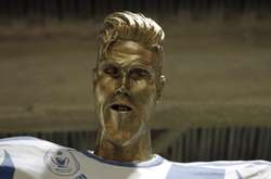 Бекхема розіграли в США, підмінивши його статую на потворну копію (відео)