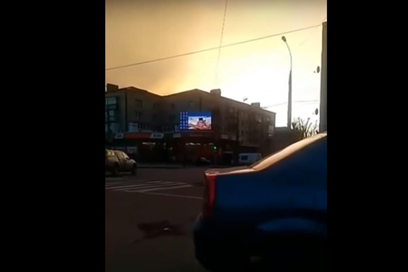 У центрі Хмельницького на великому екрані замість реклами показали відео для дорослих