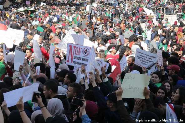 В Алжирі люди вимагають відставки президента