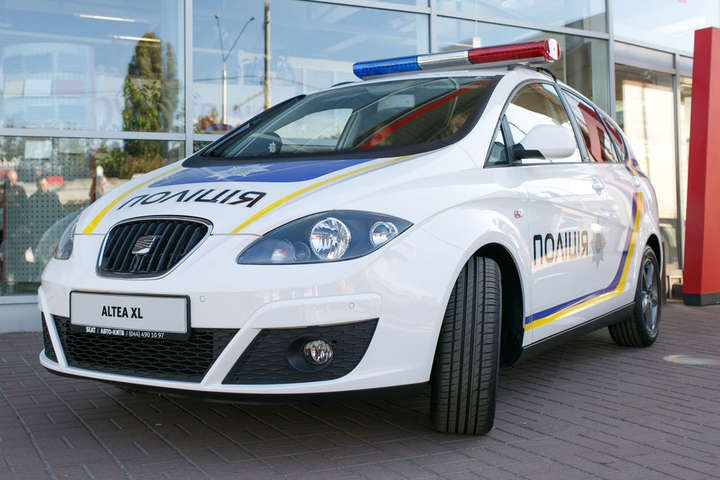 В Луцке задержали парней, цеплявших фаллоимитатор на полицейские машины