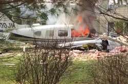 В США самолет упал на жилой дом