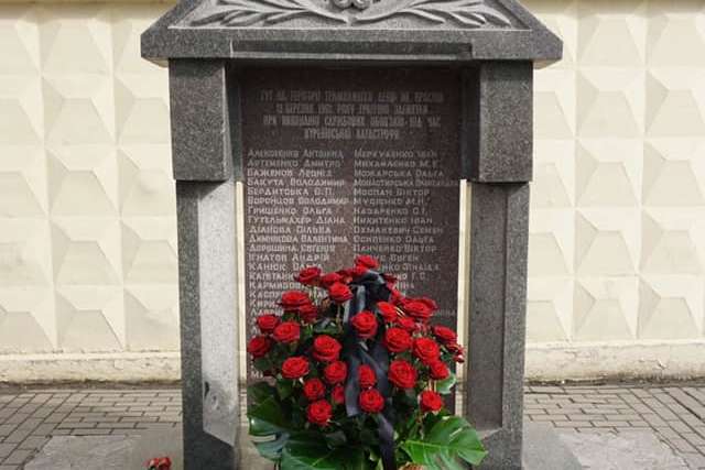 Сьогодні роковини Куренівської трагедії: кияни несуть квіти до пам’ятного знаку
