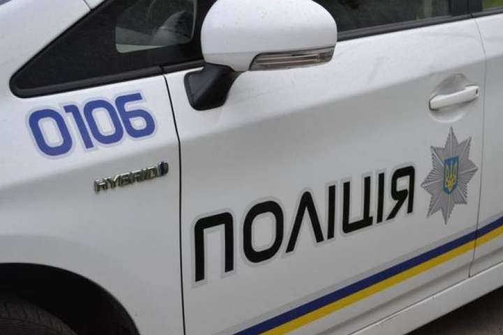 У Луцьку затримали хлопців, які начепили фалоімітатор на автомобіль патрульних