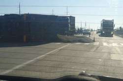 На трасі Одеса-Миколаїв перекинулася вантажівка з насінням