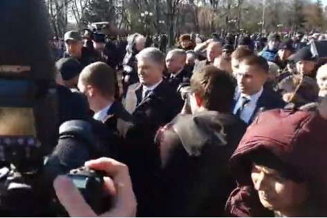 В Чернігові Порошенко пройшов крізь натовп «Нацкорпусу», всупереч застереженням Держохорони