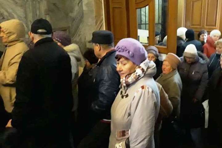 Пенсіонери масово кинулися оформляти муніципальну картку вінничанина