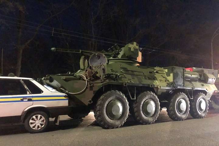 У Києві БТР врізався в машину військової інспекції - У Києві БТР врізався в машину військової інспекції