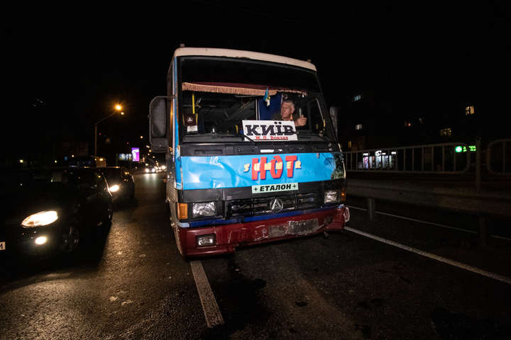 Подвійна ДТП на проспекті Перемоги: пасажирський автобус в’їхав у вантажівку (фото, відео)