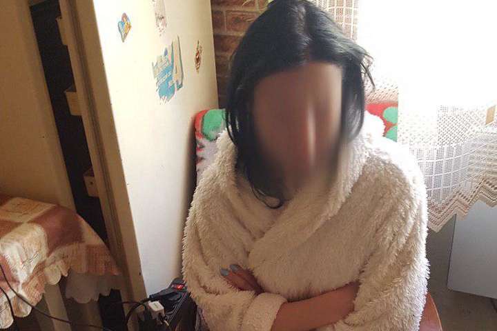 У Києві затримано жінку, яка використовувала маленького сина для створення порно 